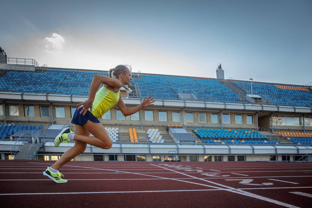 详解棒球规则中的死球转活球过程及球击中裁判后的垒位推算